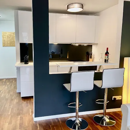 Stylish Business With Sunny Balcony, Private Garage, Free Wlan! 公寓 *