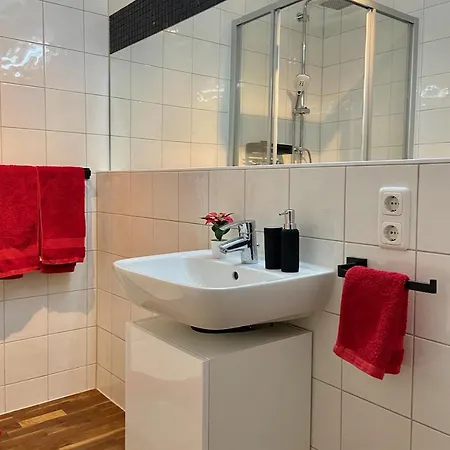 Stylish Business With Sunny Balcony, Private Garage, Free Wlan! Haimhausen (Bavaria)